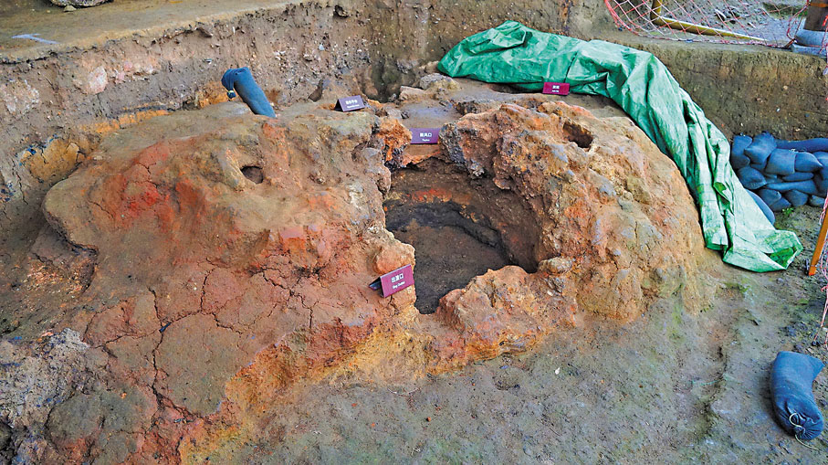 ◆冶鐵過程中的鐵渣就是通過圖中出渣口排出，經堆積壓實後逐漸形成板結層。