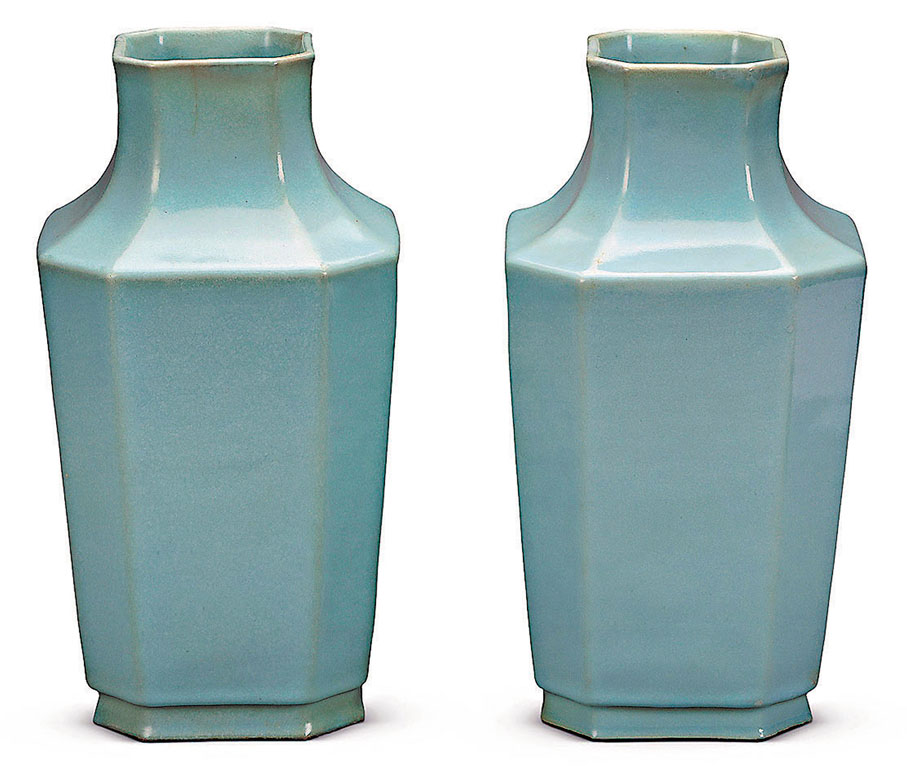 ◆清乾隆仿汝釉束口八方瓶(一對)。