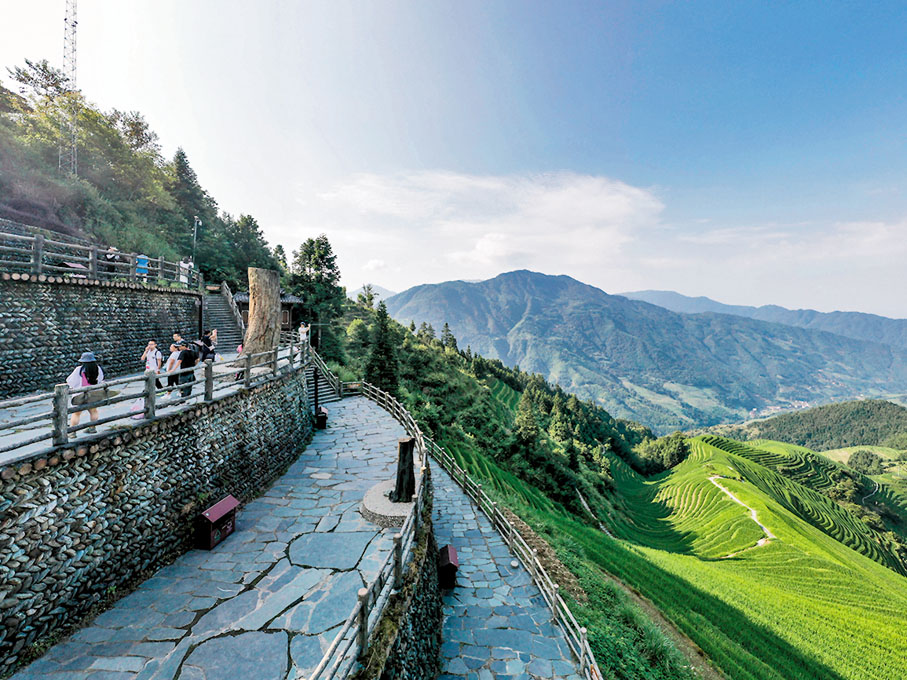 ◆在龍脊鎮平安村，遊客觀賞梯田風光。