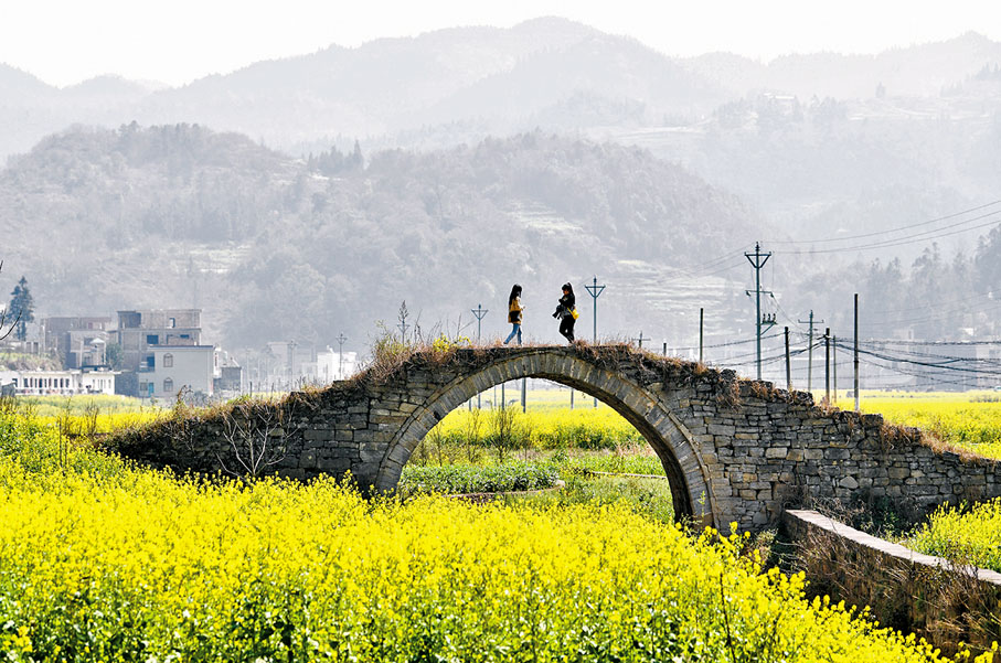 ◆人們在貴州省盤州市保田鎮阿方村郊遊。