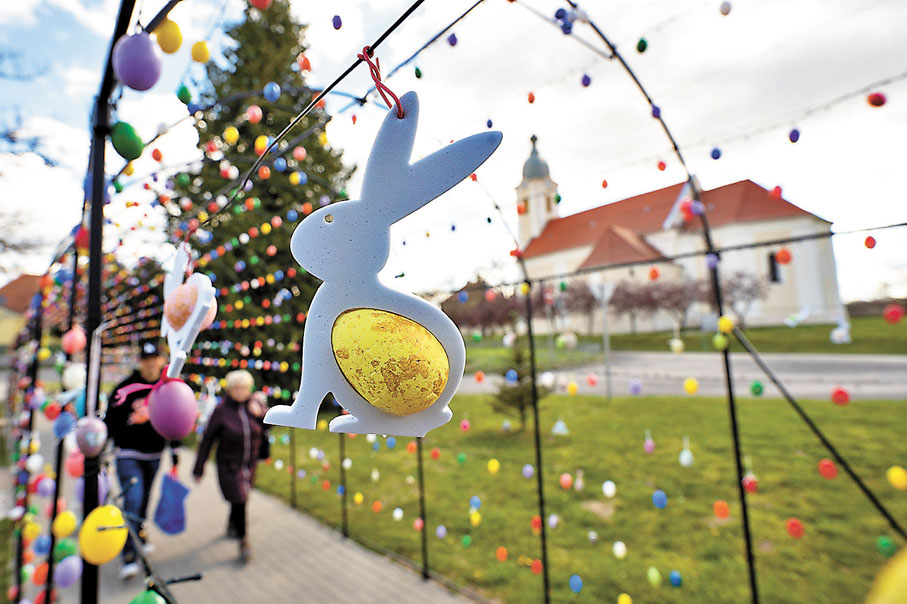 ◆人們在凱特海伊觀看復活節裝飾