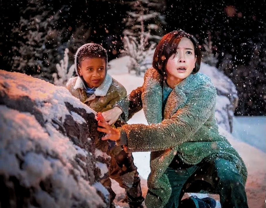 ◆ 華裔女星于文文(右)在《月球隕落》中戲份不少。