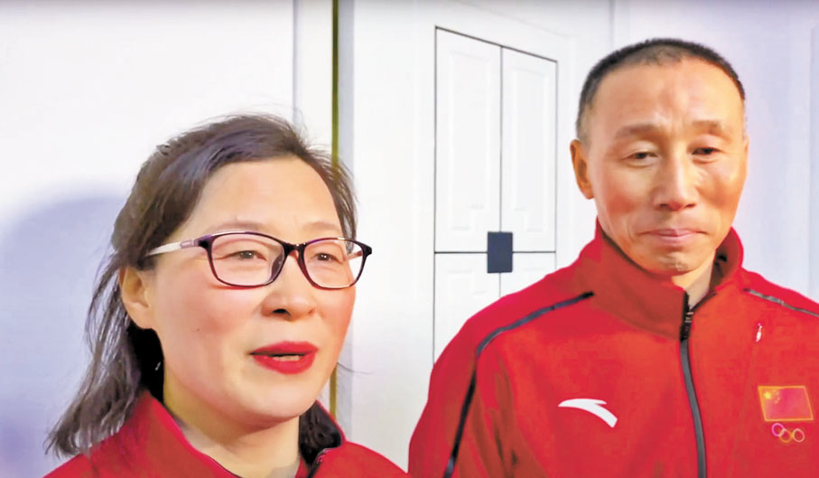 ◆ 任子威父親任長偉（右）和母親李艷。 網上截圖