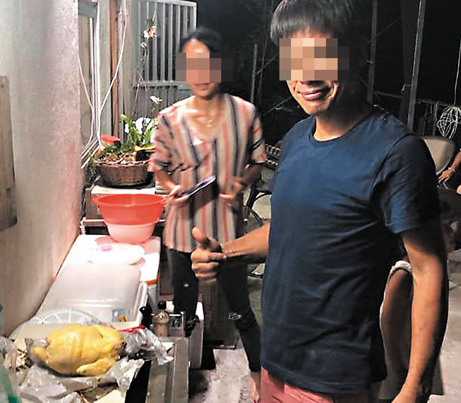 ◆女死者(左)生前和疑兇合影。