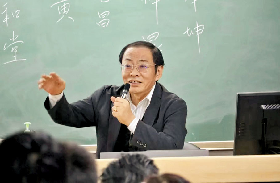 ◆靳飛是知名文化學者，常為學生授課。