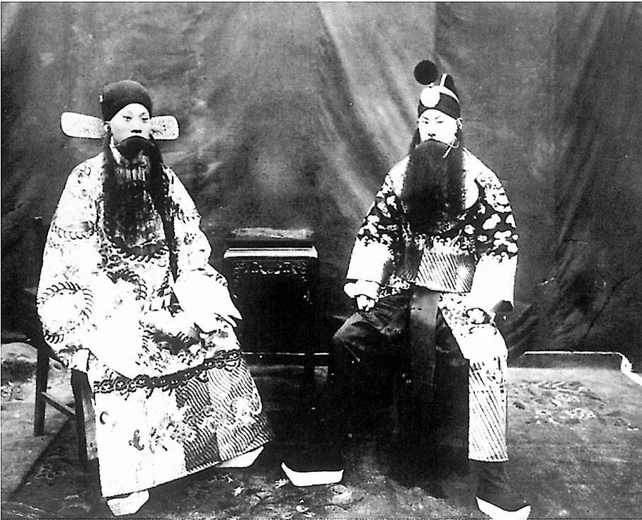 ◆《四郎探母》劇照，左為余叔岩，右為張伯駒。