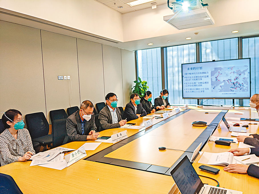 ◆由闞飆（左三）率領的內地疫情防控專家組與環境保護署及渠務署就污水監測計劃進行技術交流及經驗分享會議。