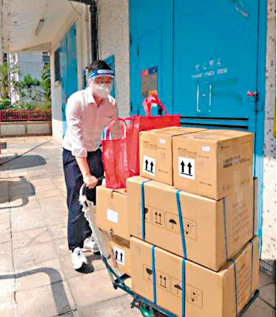 ◆甘佳璋運送抗疫物資，並號召街坊義工把物資分送到居民手中。 受訪者供圖