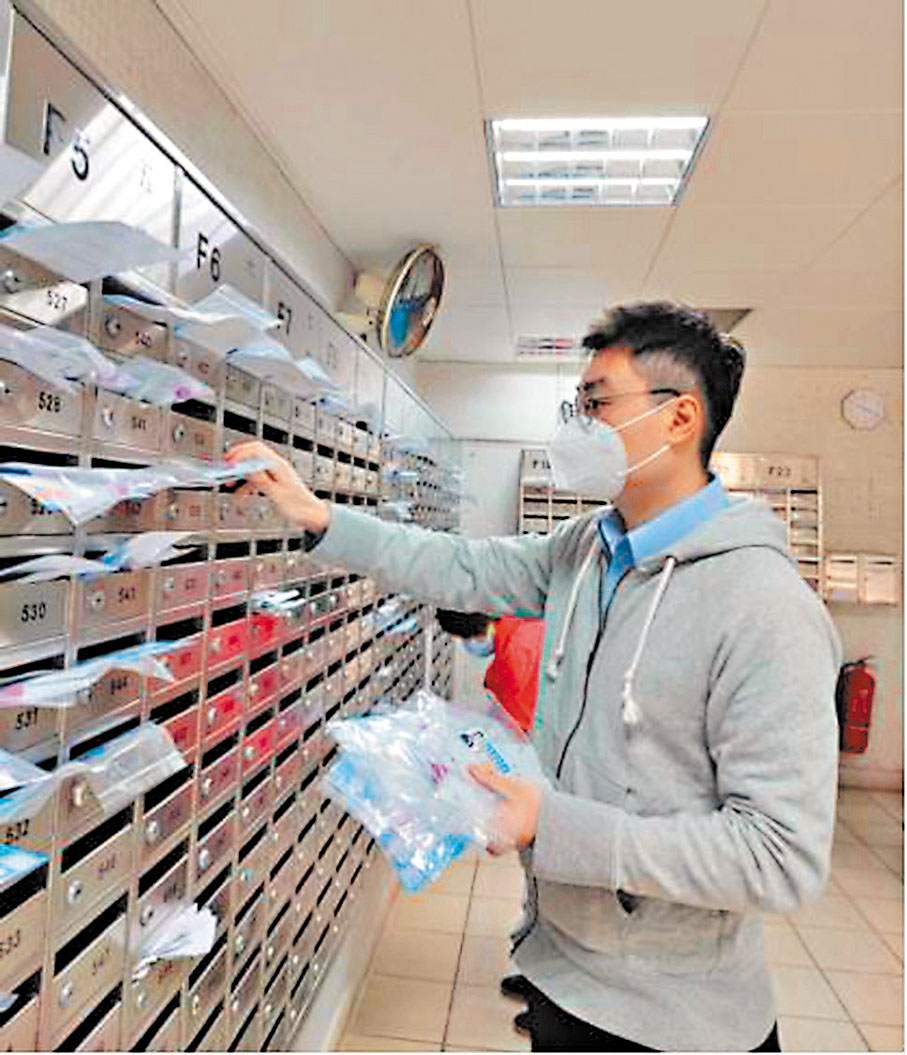 ◆甘佳璋親自把快速檢測套裝，投送到住戶的信箱裏。受訪者供圖