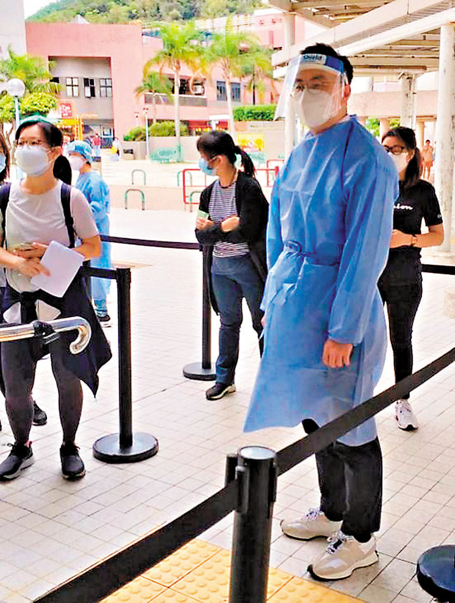 ◆甘佳璋穿上防護衣，戴好防護裝備，到檢測站當義工。受訪者供圖