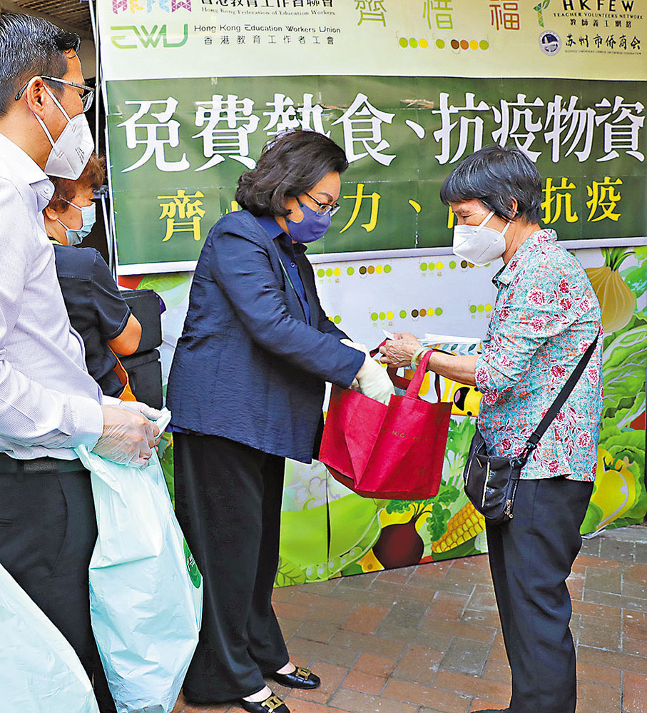 ◆梁唐青儀（右二）向基層長者派發飯盒及抗疫福袋。香港文匯報記者  攝