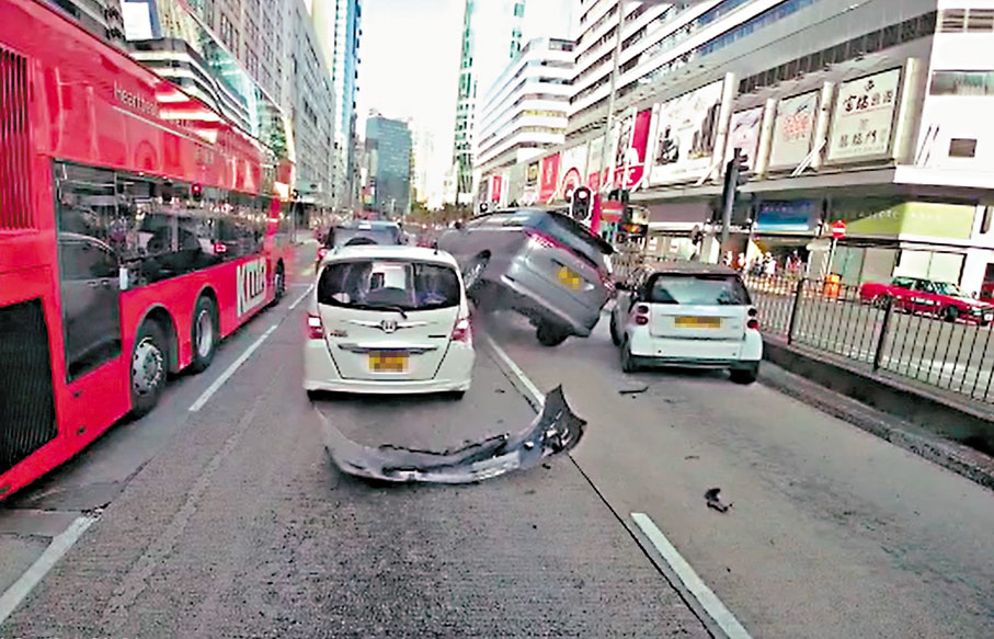 ◆七人車在長沙灣道由兩車之間強行穿插，一度險翻車。視頻截圖