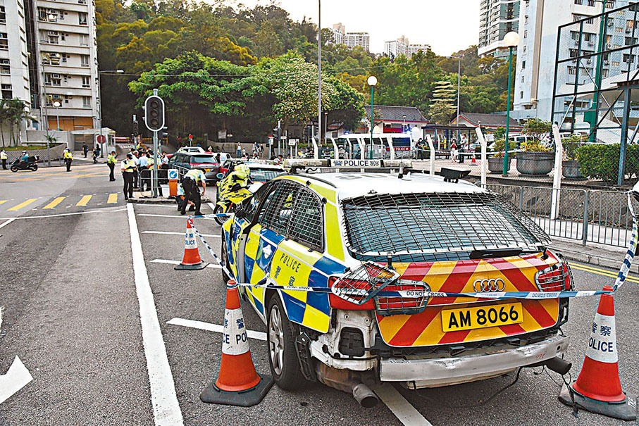 ◆警車車尾被七人車撞毀。 香港文匯報記者  攝