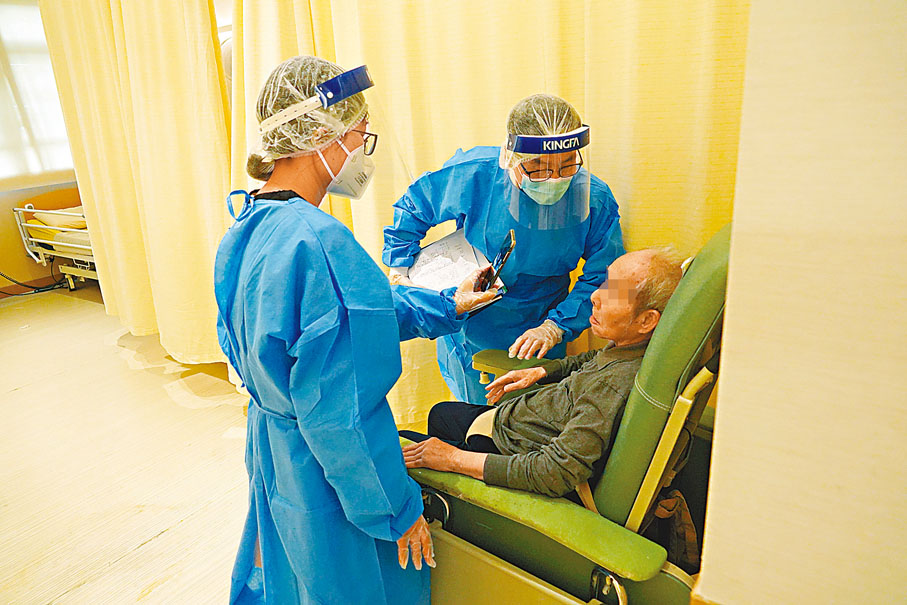 ◆黃伯「有口難言」情況下要靠他的身體語言及院舍職員「代言」，中醫師隔着電話才能診症。香港文匯報記者 攝