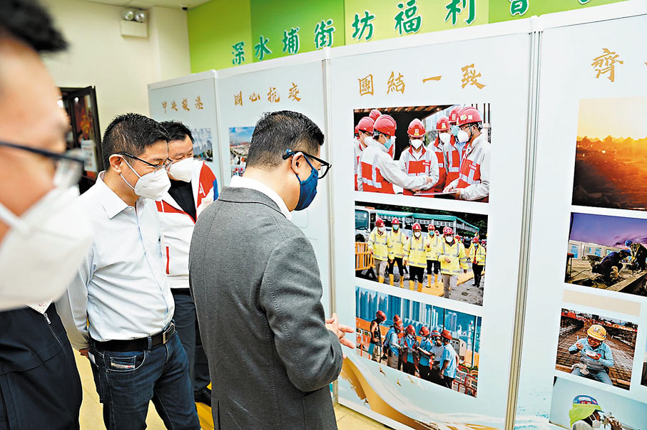 ◆鄧炳強觀看中海愛心抗疫攝影展覽。
