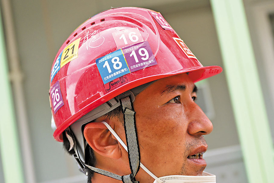 ◆唐金龍臉上曬出了口罩印。中新社