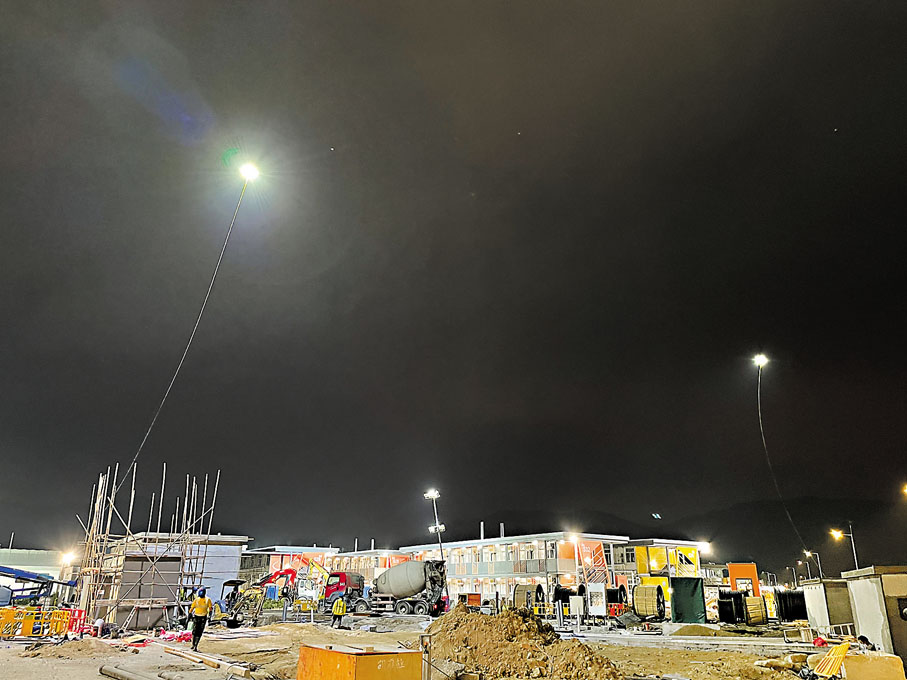 ◆凌晨兩架照明無人機盤旋在工地上空。中新社