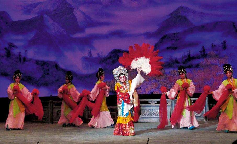 ◆《紅鸞喜》的尾場歌舞，主題歌動聽，舞蹈華麗。