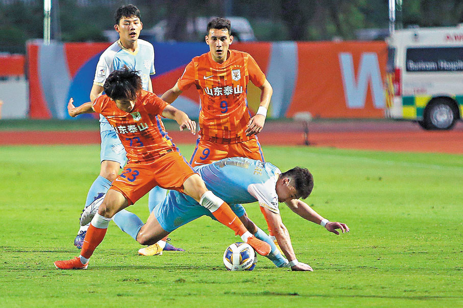 ◆山東球員易縣龍（左一）與大邱球員李容來（右一）在比賽中爭搶。新華社