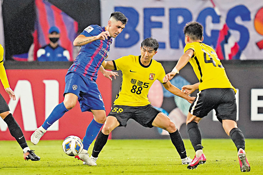 ◆後衛關浩津（中）因嚴重犯規被廣州隊開除。美聯社