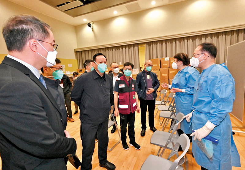 ◆ 中央政府援港抗疫中醫專家組組長仝小林（左三）及團隊早前到訪陳建萍（右二）工作的觀塘暫託中心。 資料圖片