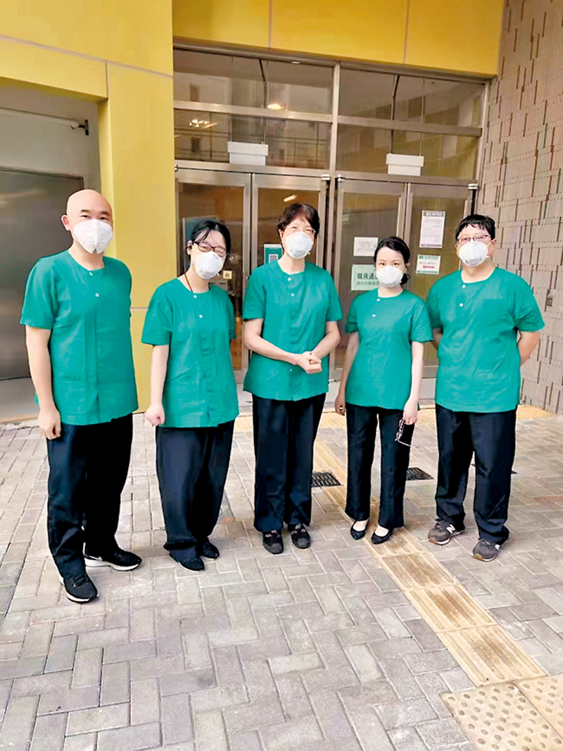 ◆ 陳建萍（中）與團隊在暫託中心外合照。 受訪者供圖