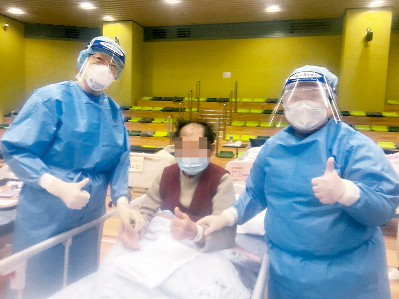 ◆ 陳建萍（左）與團隊在暫託中心「紅區」治理新冠病人。 受訪者供圖