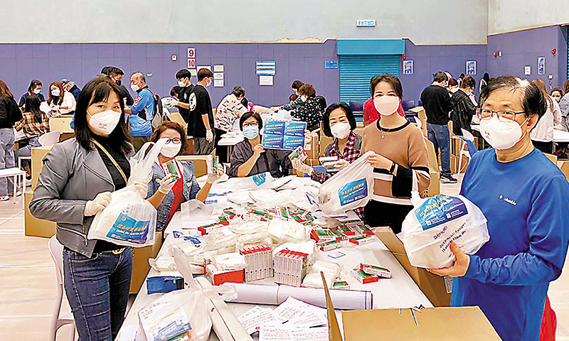 ◆林彩英參與抗疫服務包的包裝工作。 受訪者供圖