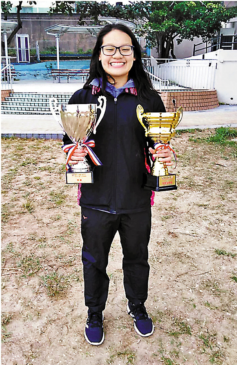 ◆ 麥可欣熱愛游泳，曾獲得多項游泳比賽獎項。 受訪者供圖