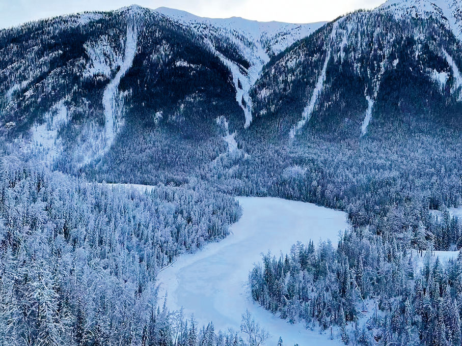 ◆位於天山山脈的賽里木湖，冬日風光旖旎。