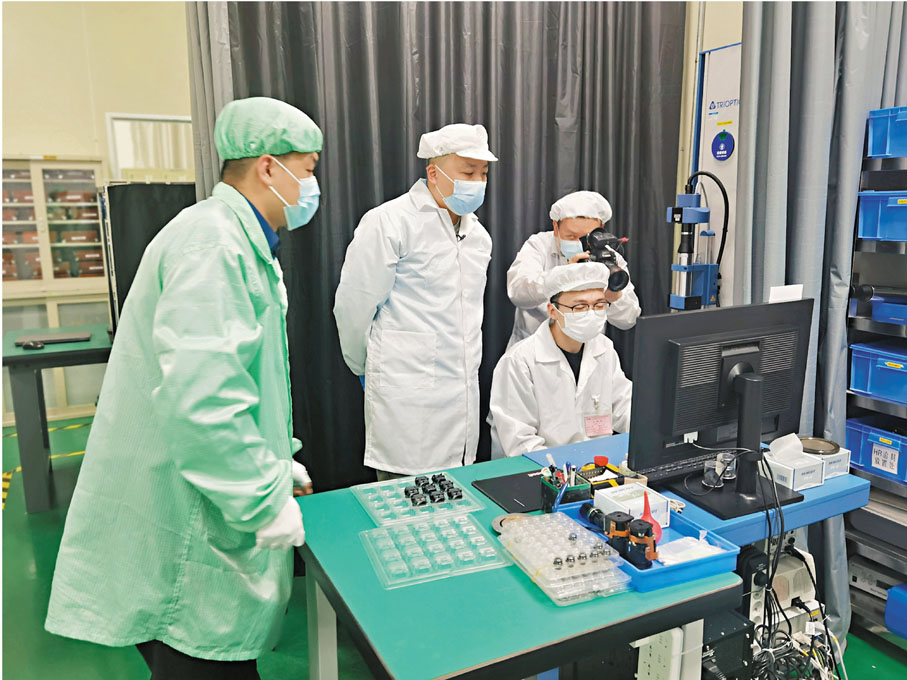 ◆港企深圳納德光學的科研人員在產品研發室進行技術探討。 資料圖片