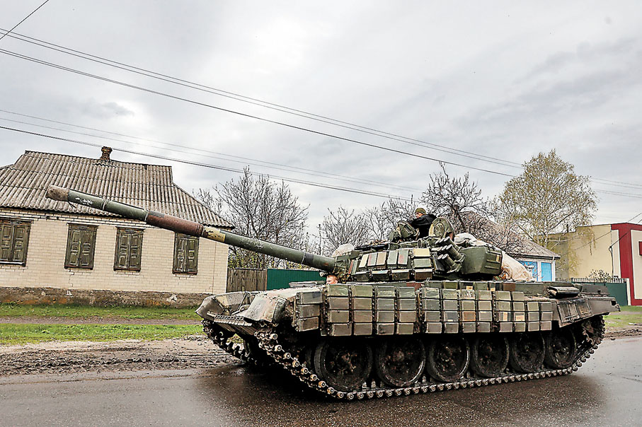 ◆烏軍坦克在頓涅茨克街頭巡視。 路透社