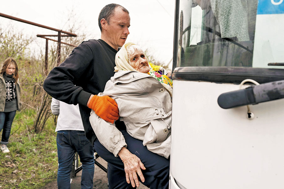 ◆頓涅茨克居民急忙撤離。 美聯社