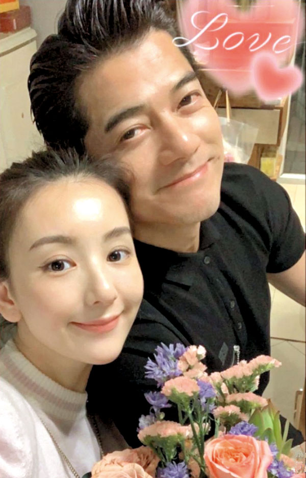 ◆ 城城與方媛慶祝木婚周年。