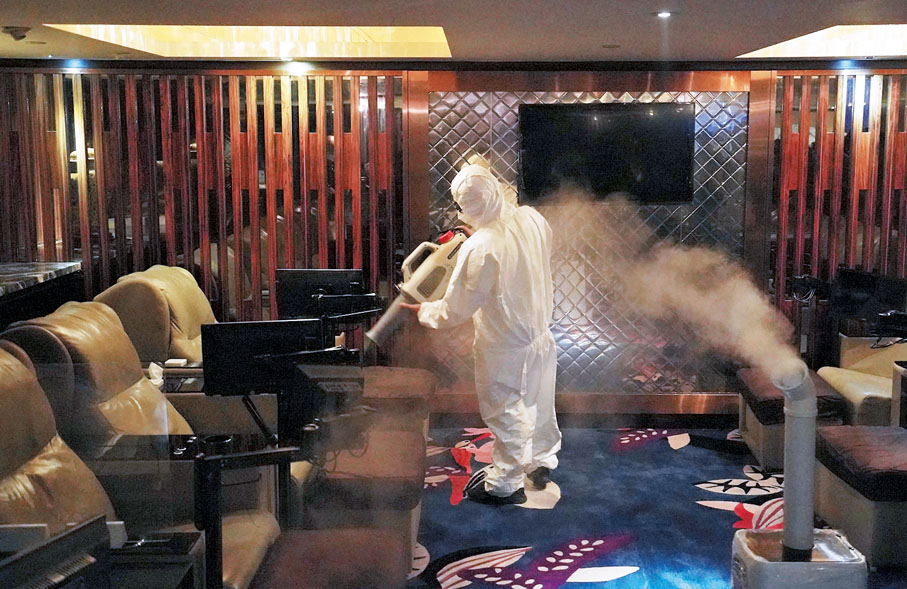 ◆復業前夕，美容院徹底消毒準備迎接久違的顧客。香港文匯報記者  攝