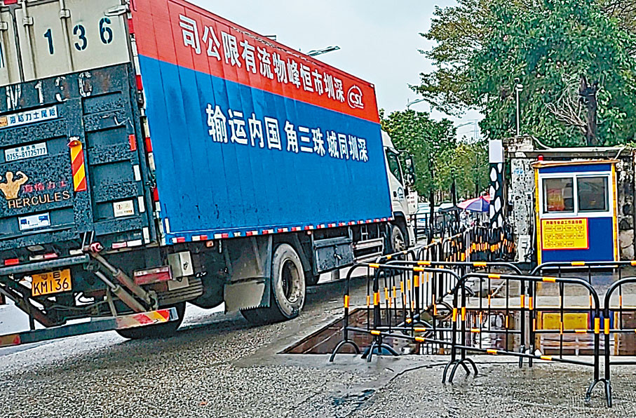 ◆因深圳嚴控疫情關係，恒峰物流有一大半香港跨境司機未能北上工作。