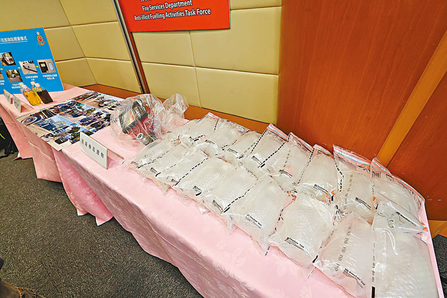 消防處聯同海關及警方的跨部門行動中，檢獲一批懷疑入油工具等證物。 香港文匯報記者  攝