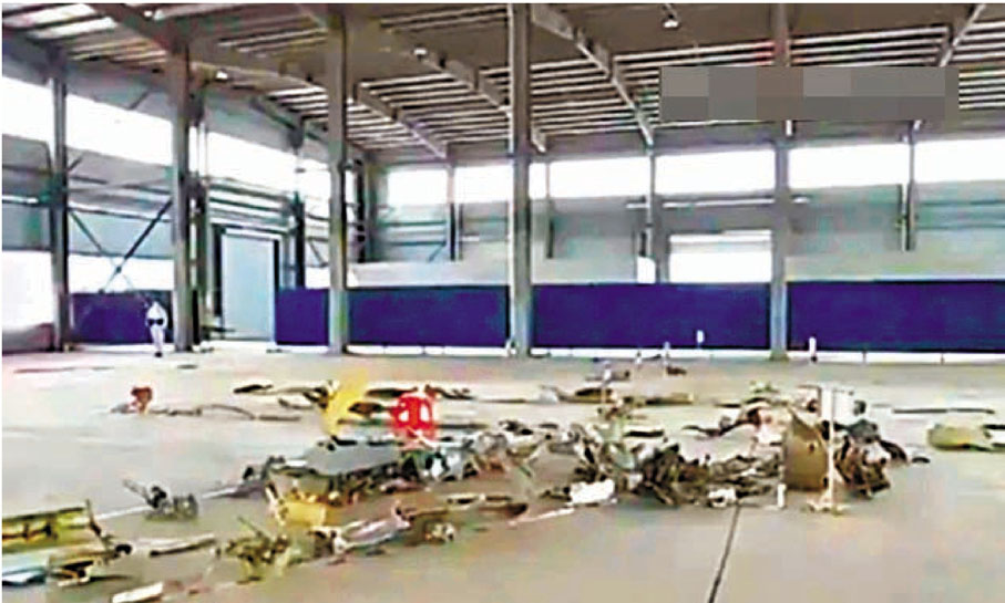 ◆東航墜機事件發生後，有關部門在廣西藤縣陶瓷園一間空置廠房設置了殘骸存放點，由專業人員根據殘骸部位還原飛機零件位置。圖為還原現場。 網上圖片