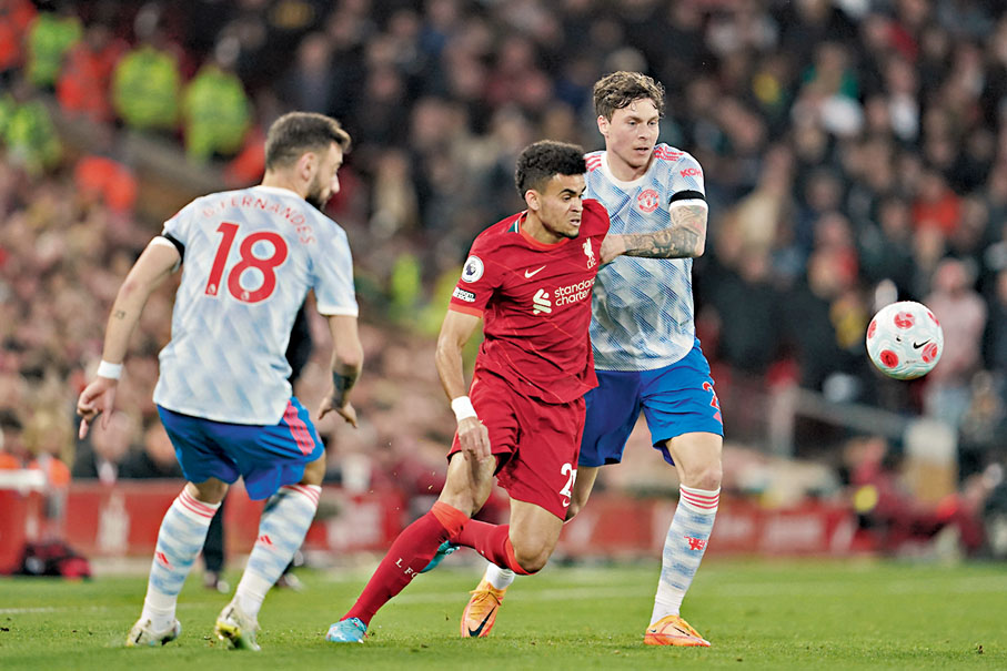 ◆路爾斯戴亞斯在域陀連迪路夫(右)和般奴費南迪斯夾擊中帶球突破。 美聯社