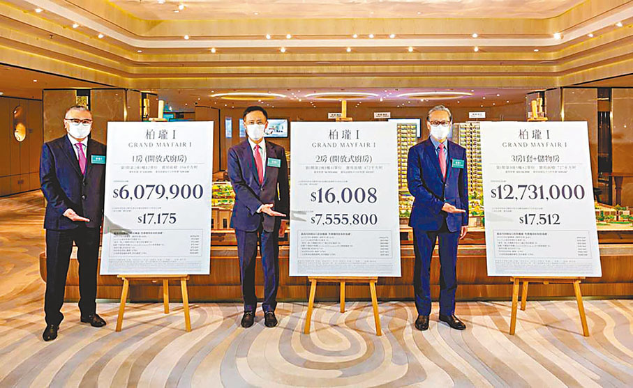 ◆左起：嘉華溫偉明、信置田兆源及中國海外游偉光一同介紹柏瓏I銷售計劃。