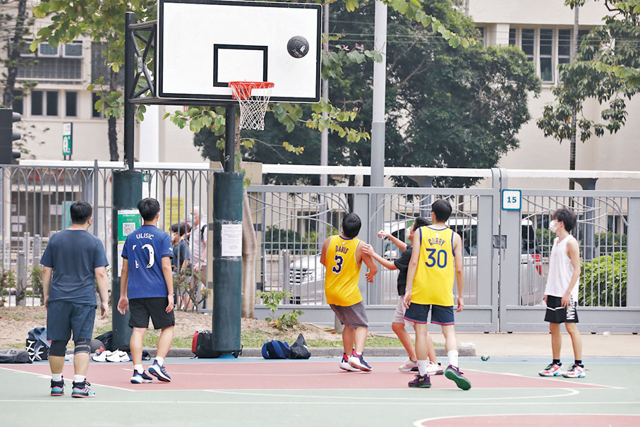 ◆限聚令鬆綁，維園內各種康文署設施重開。香港文匯報記者  攝