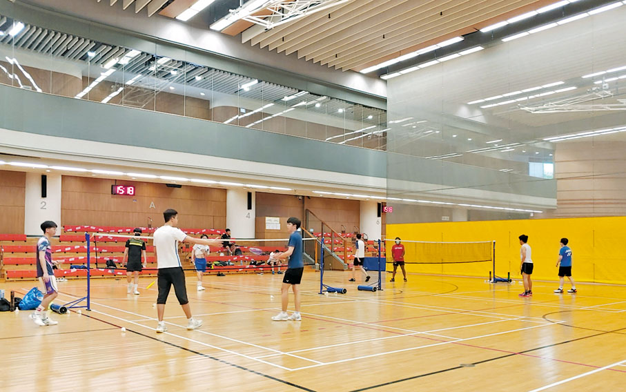 ◆康文署轄下運動場地昨天重開，即有「餓波」已久的巿民租用。 香港文匯報記者  攝