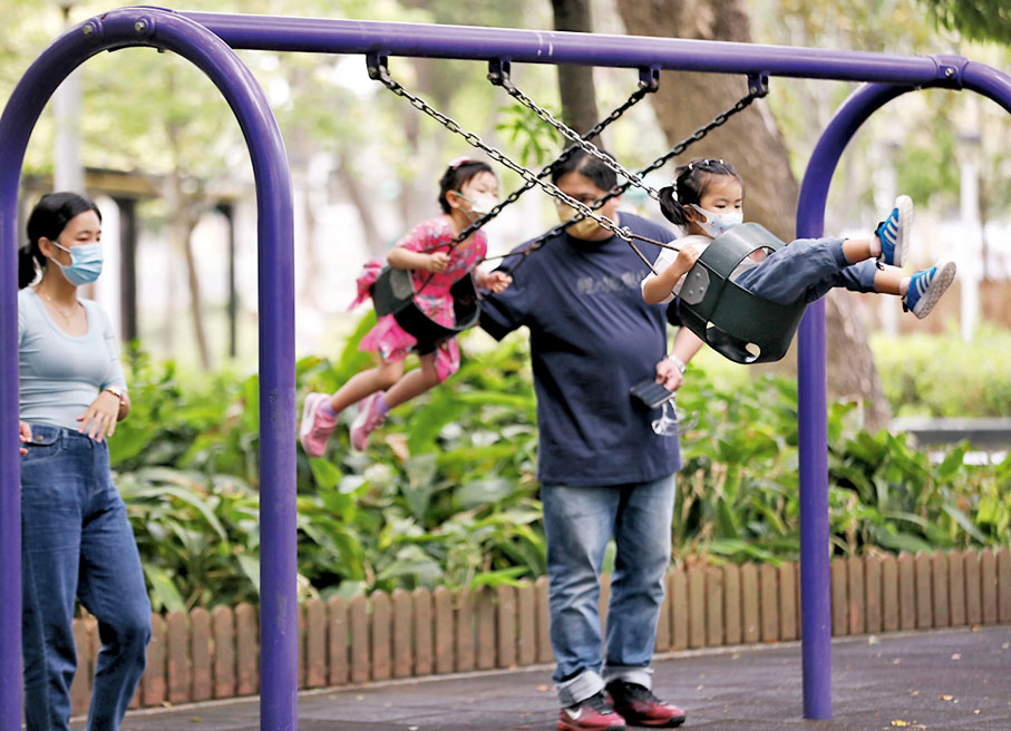 ◆限聚令放寬後，有家長帶子女使用遊樂設施。 香港文匯報記者  攝