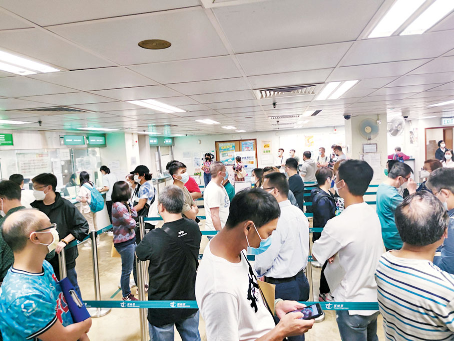 ◆觀塘政府合署運輸署辦事處昨日下午的人龍由5樓大堂經緊急通道排至1樓，歷時約3小時20分才能排到龍頭。 香港文匯報記者  攝