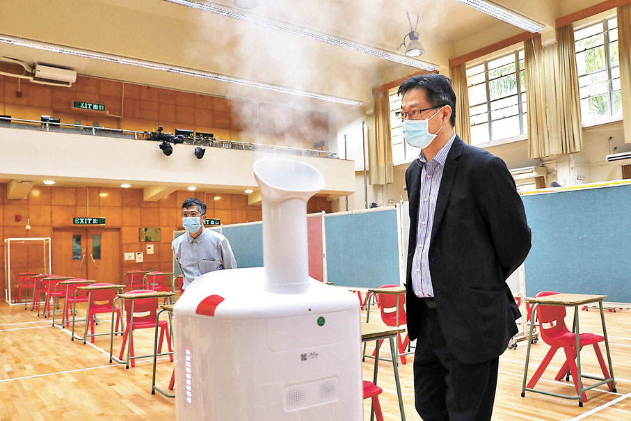 ◆邱少雄校長租來消毒機械人放在禮堂：「凌晨四點叫佢出動都唔會詐型。」香港文匯報記者  攝