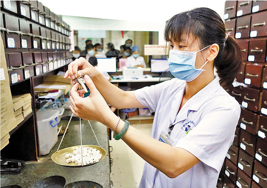 ◆9名香港中醫師已赴廣東執業。圖為廣東省一家三甲中醫醫院內，一名藥劑師在執藥。香港文匯報記者盧靜怡 攝