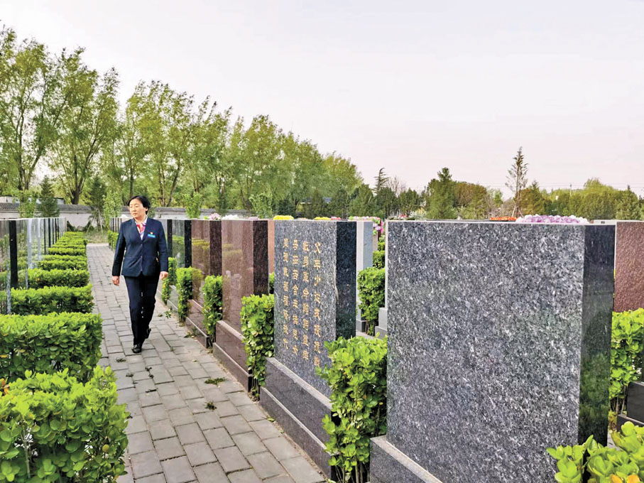 ◆ 身穿一襲黑色制服，來往於冷清無人的墓塚之間，清理蒙塵的墓碑後，獻上幾支白菊，恭敬地鞠躬後，再悄然離去。張璐踏入這個行業已經20年，從介紹墓園、挑選位置，到辦理墓葬業務、安葬禮儀，再到墓碑設計排版、辦理追思會、代為祭掃等，張璐熟悉掌握了墓葬全流程工作。圖為張璐在墓地巡視。 受訪者供圖