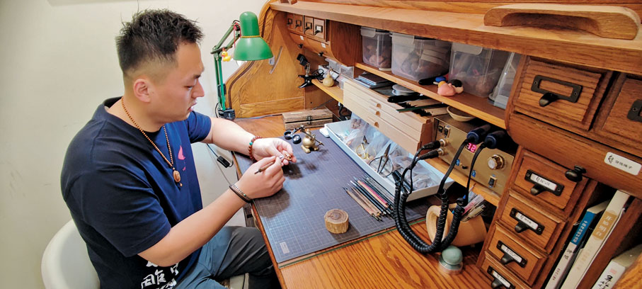 ◆高華林的生活就在從事核雕創作中。