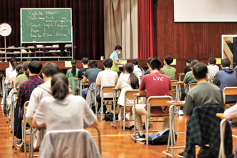 ◆ 文憑試昨日開考，率先進行英文科卷一卷二考核。 香港文匯報記者 攝