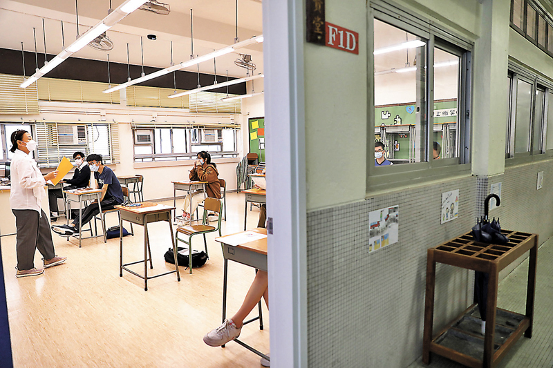 ◆為維持座位距離，多間學校都在禮堂外另設課室作為試場。香港文匯報記者 攝
